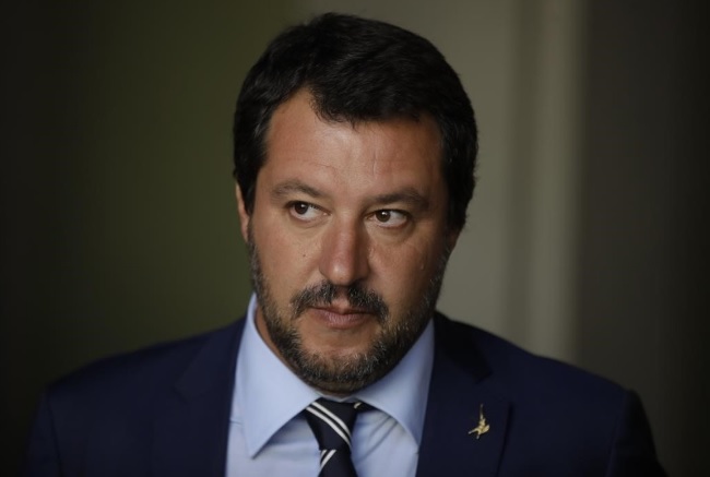 Nagy összegű pénzbüntetéssel sújtaná a migránsokat mentőket az olasz belügyminiszter