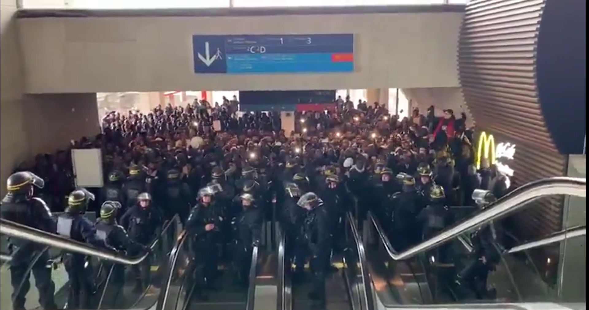 Így foglalták el illegális migránsok a párizsi Charles de Gaulle repülőteret + VIDEÓ