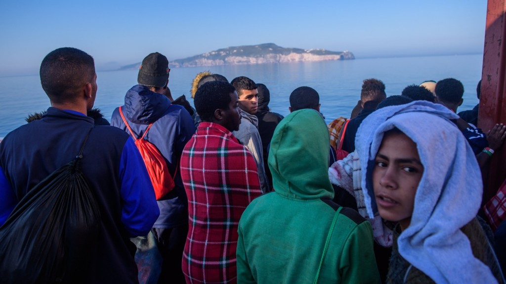 Csaknem háromszáz migránst mentettek ki Líbia partjai előtt