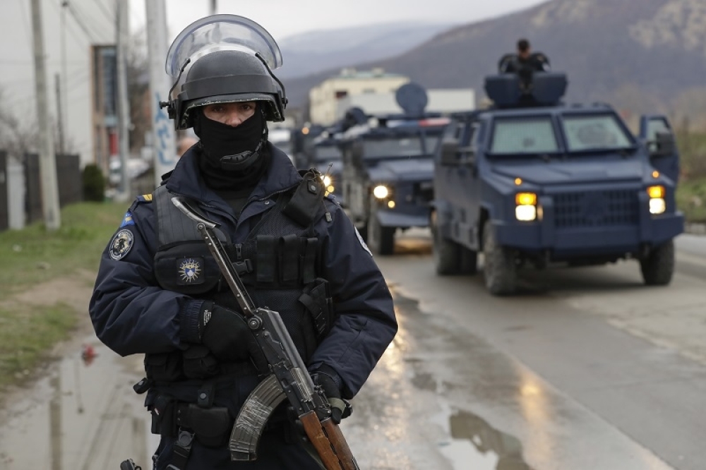 Lövöldözés volt Észak-Koszovóban - harckészültségben a szerb hadsereg