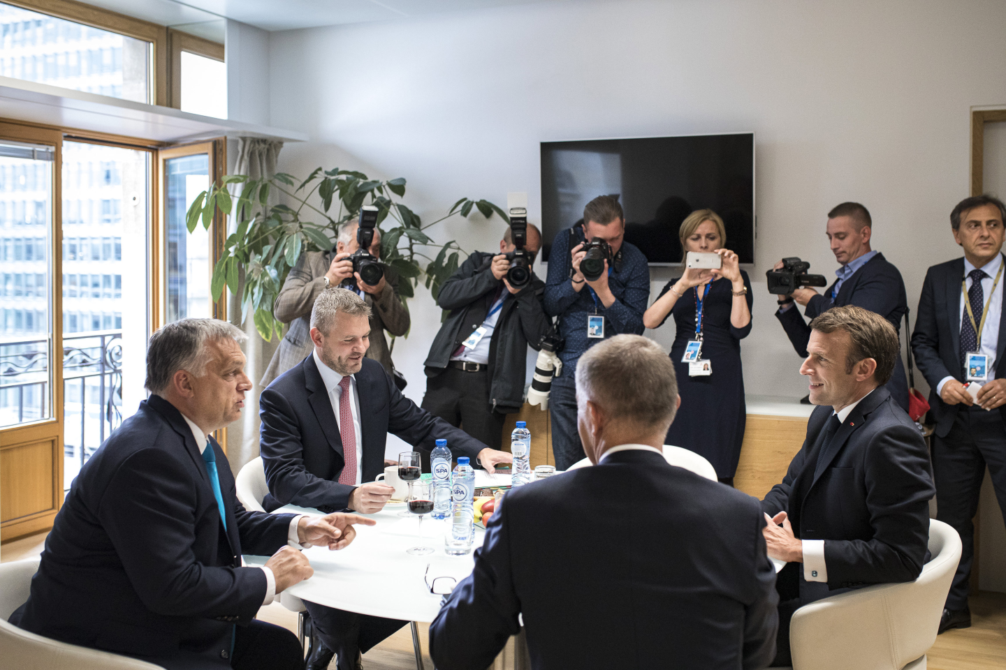 Macron Orbán Viktorral is találkozót kezdeményezett