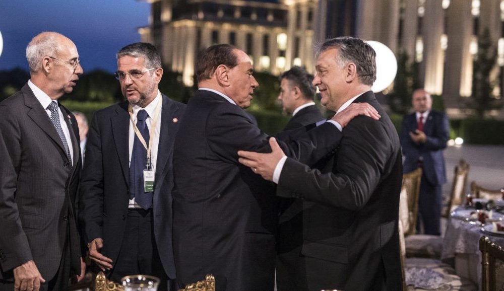 Orbán Viktornak a Néppártban a helye – A pártcsaládot és a magyar kormányfőt győzködi Berlusconi