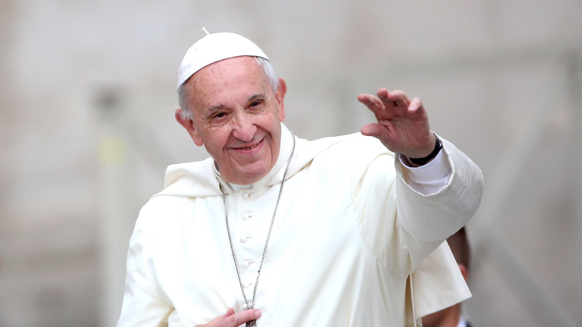 Ferenc pápa óriás székely kapun át érkezik, és arany rózsát hoz Csíksomlyóra