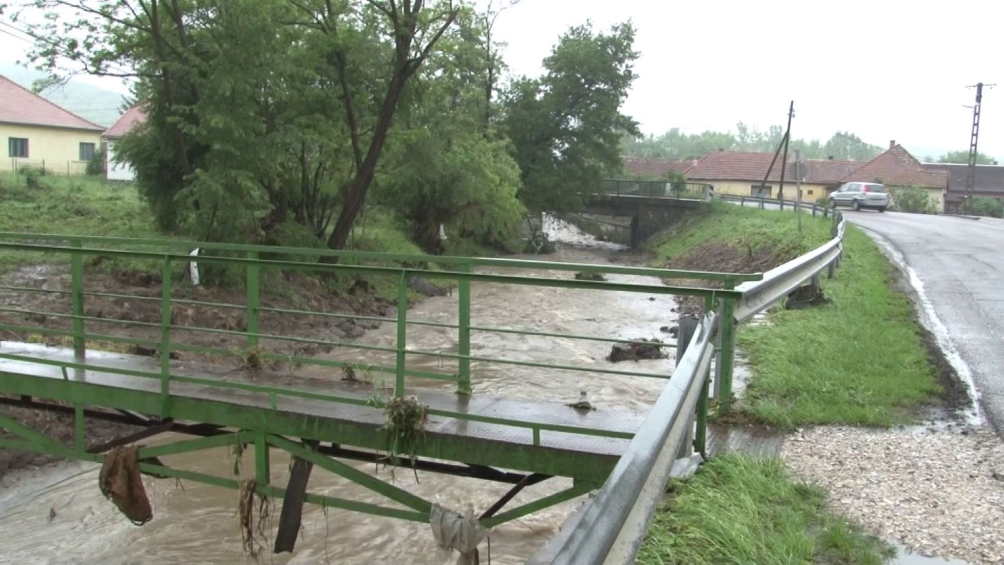 Percek alatt öntötte el a víz a Borsod megyei Dédestapolcsányt szerda este
