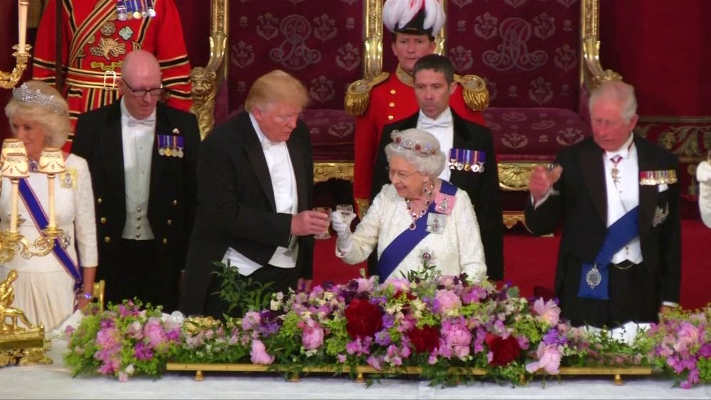 II. Erzsébet királynő díszes banketten látta vendégül Donald Trumpot