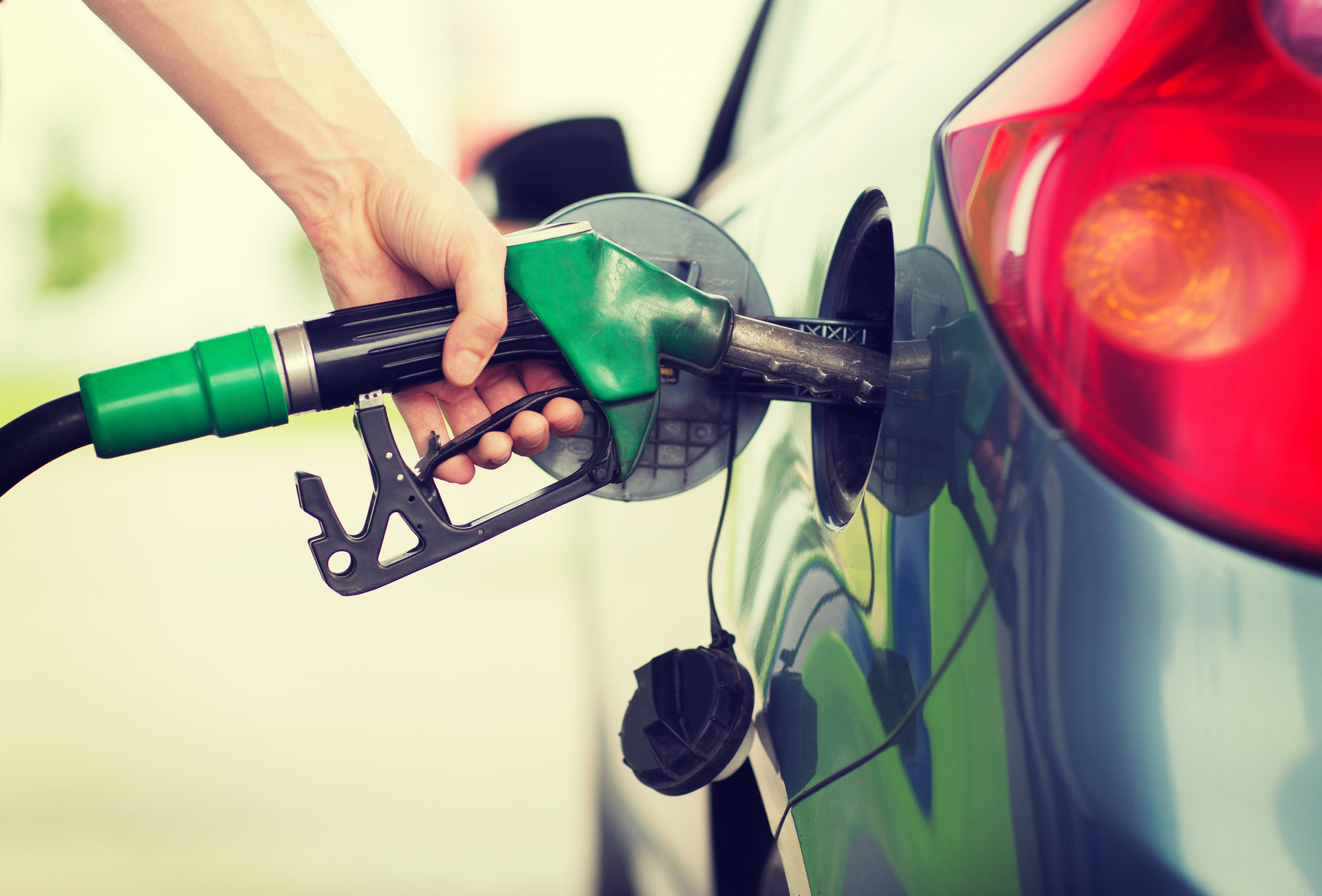 Péntektől csökken az üzemanyagok ára