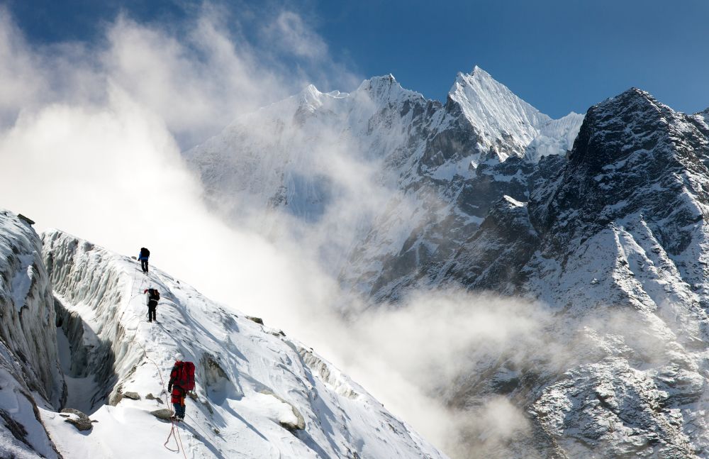 Négy holttestet és 11 tonna szemetet hoztak le a Mount Everestről