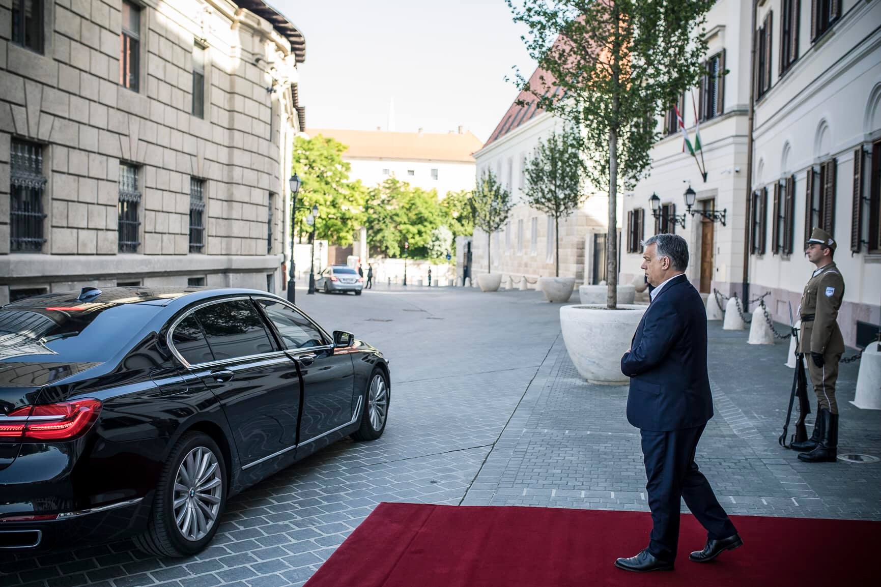 Fontos csúcstalálkozó előtt készült kép Orbán Viktorról
