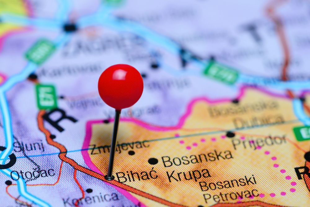Boszniában több mint száz migránst találtak egy magánházban