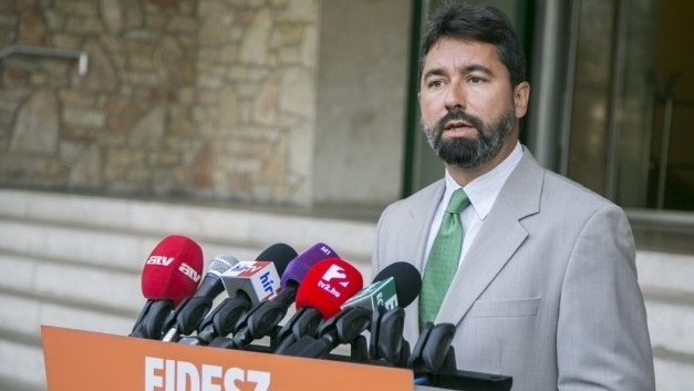 Hidvéghi Balázs: A migránskártyák megszüntetését fogja kezdeményezni a Fidesz