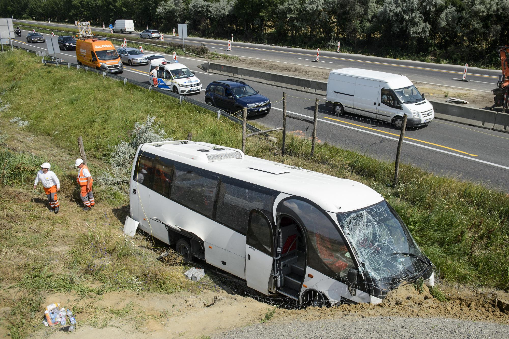 Súlyos buszbaleset történt az M3-as autópályán