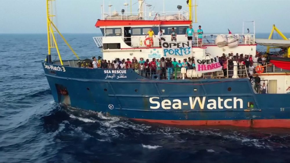 A Sea-Watch 3 hajó Lampedusa partjainál áll