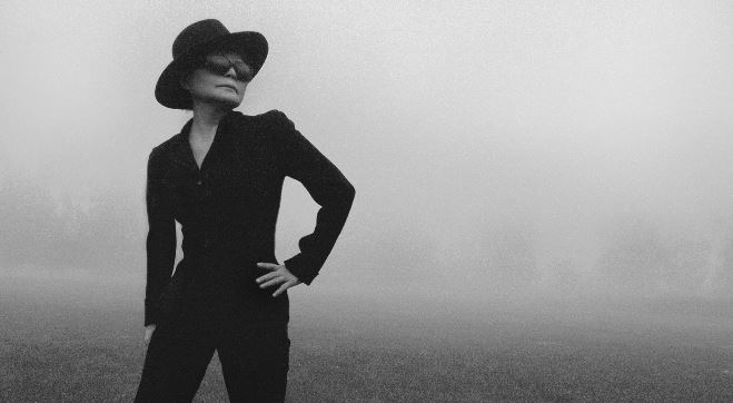 Yoko Ono a békéért csenget