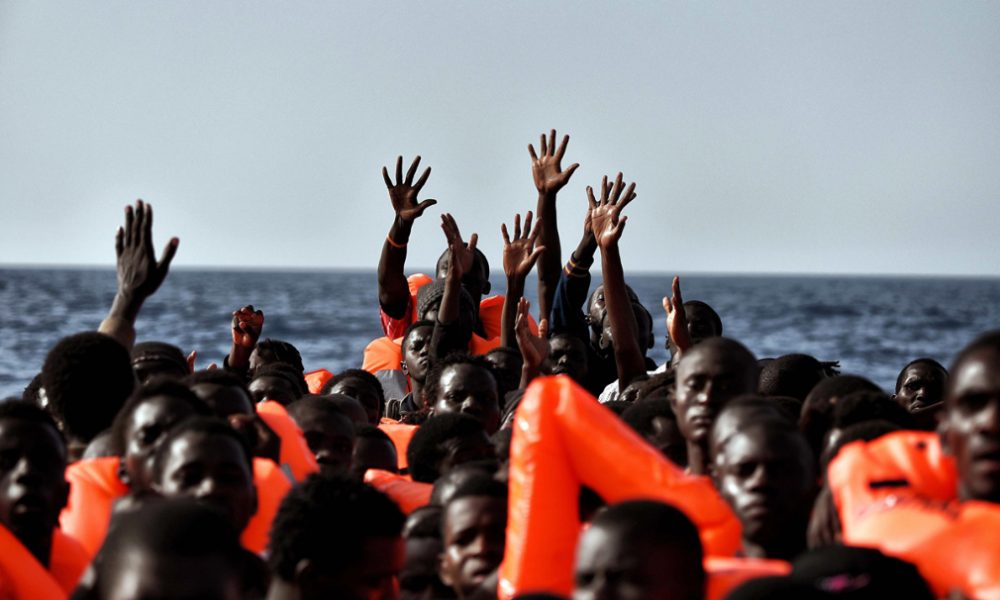 Felborult egy migránsokat szállító csónak Tunézia partjainál