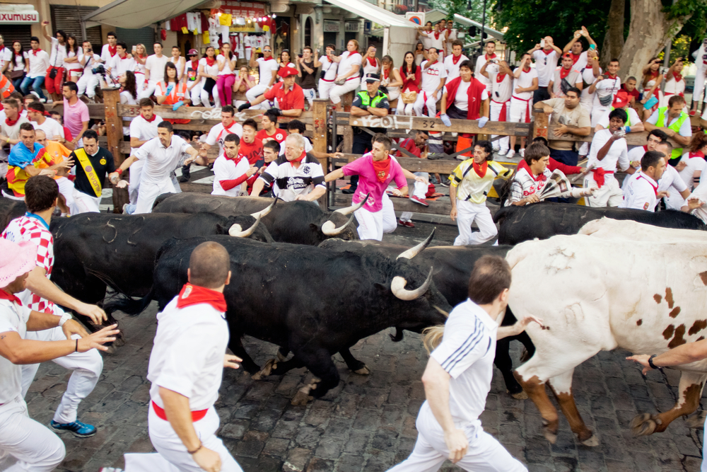 Megkezdődött Pamplonában a bikafuttatásokról híres San Fermín-ünnep