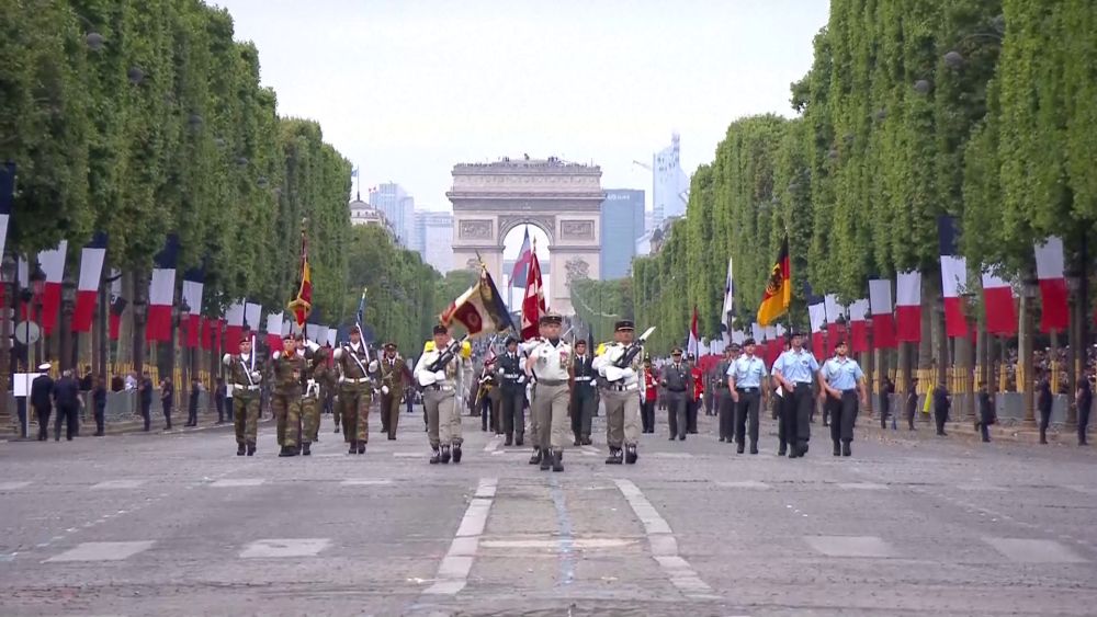 Katonai díszszemlét tartottak Párizsban a francia nemzeti ünnep alkalmából