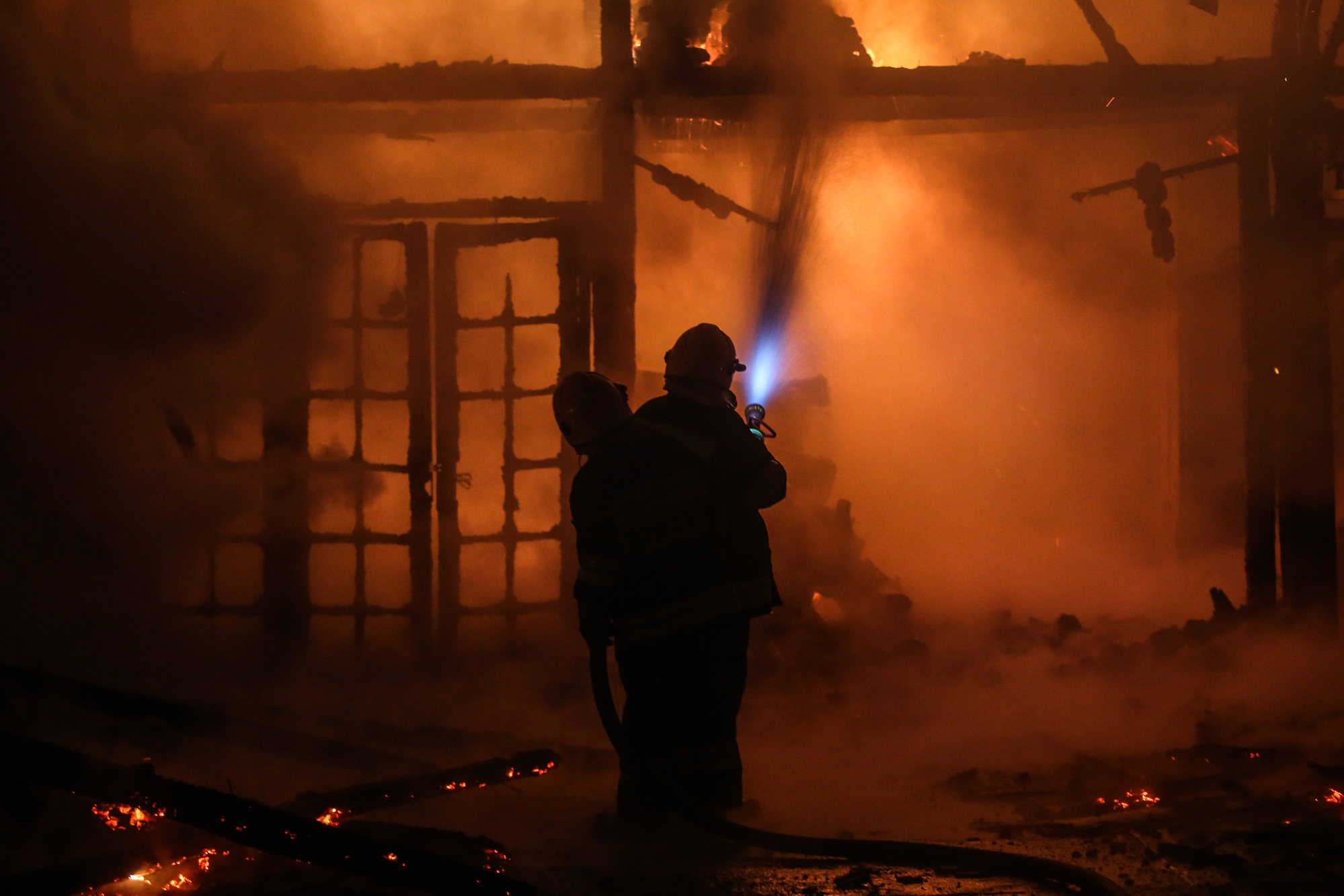 Arson leigh. Пожар в Нью-Йорке. Пожар на Гривно сегодня. Человек в Лесном пожаре. Пожар в трудовом.