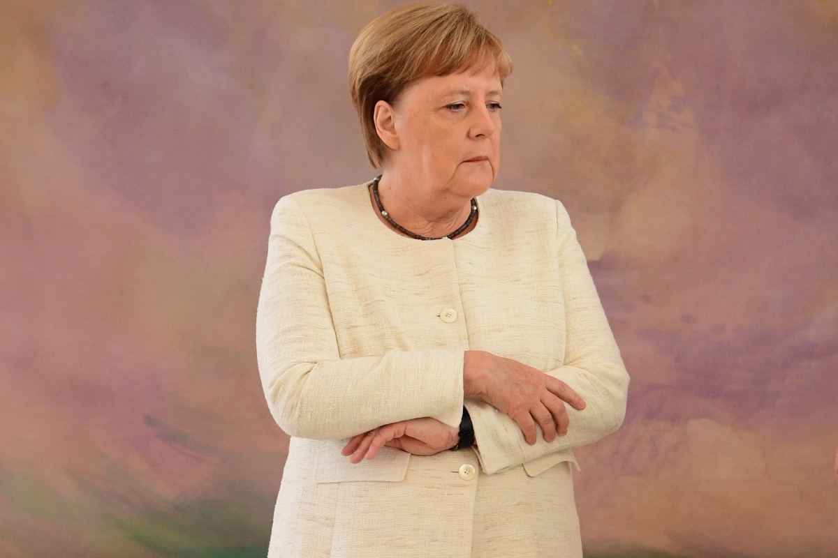 Merkel még mindig hallgat a remegéseiről
