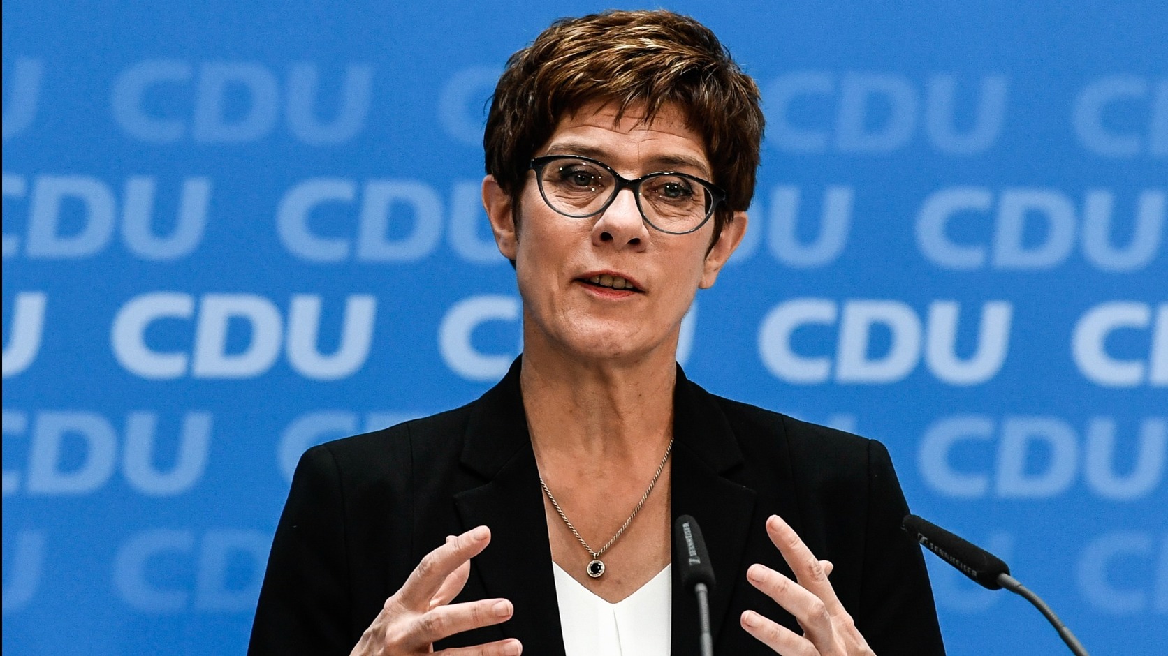 Letette hivatali esküjét a német védelmi miniszterré kinevezett Annegret Kramp-Karrenbauer