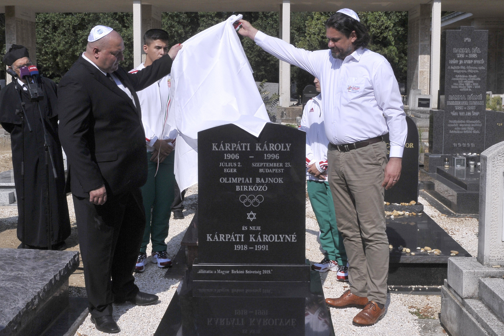 Felavatták az első magyar olimpiai bajnok birkózó új síremlékét