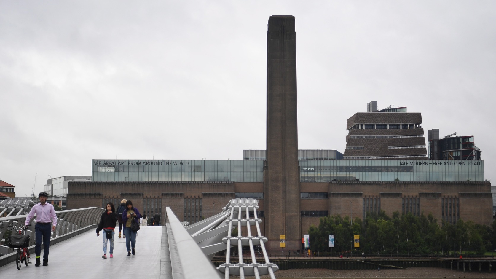 Súlyos sérüléseket szenvedett a londoni Tate Modern múzeum teraszáról ledobott kisfiú