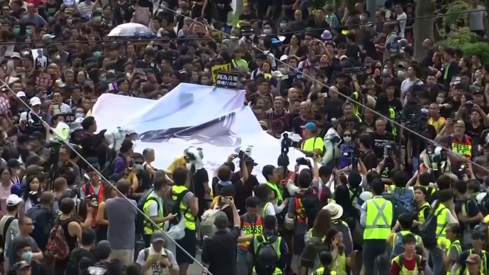 A tárgyalásokban látja a káoszból kivezető utat Hongkong vezetője