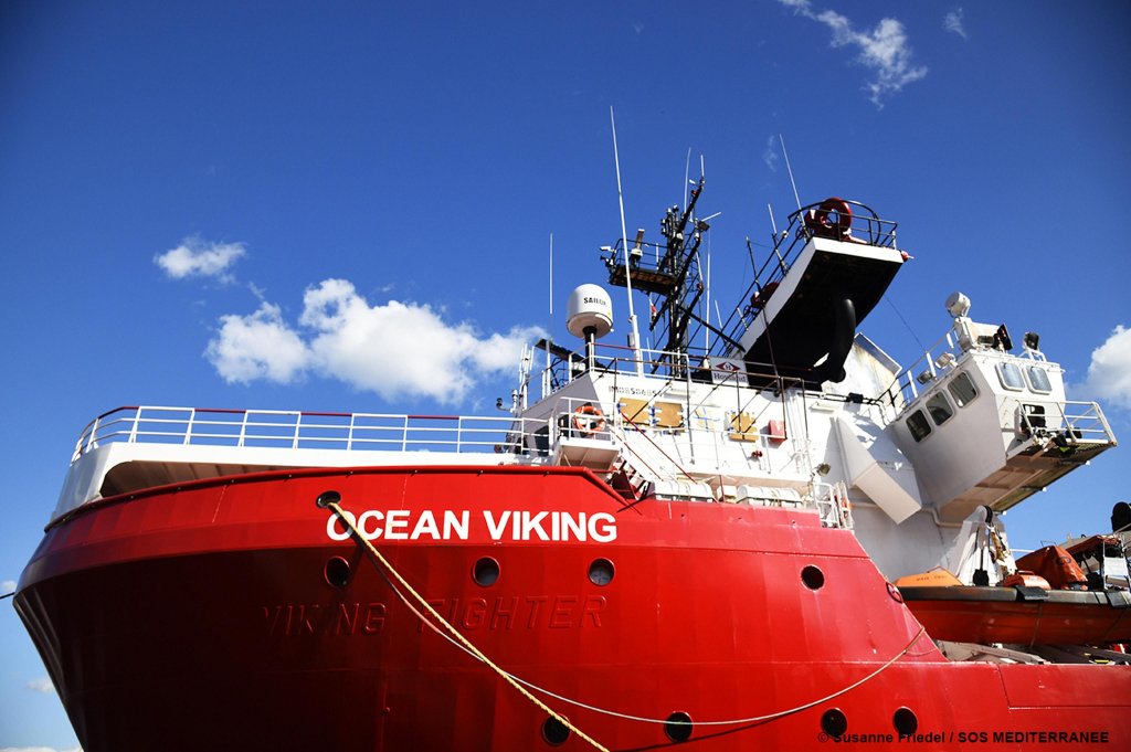 Partra szállítják Máltán az Ocean Viking hajón rekedt migránsokat