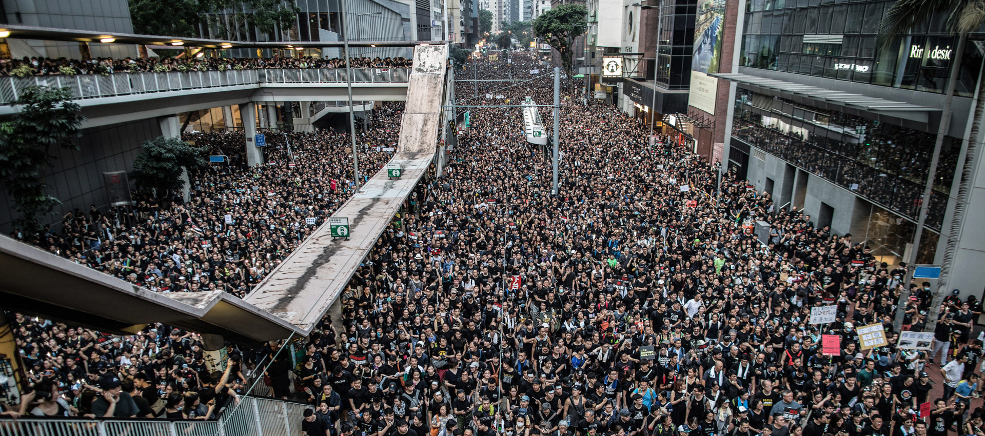 Könnygázzal oszlatta szét a rendőrség a hongkongi tüntetőket