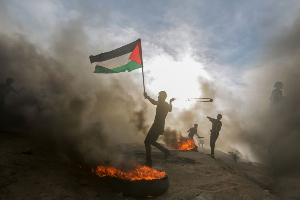 Ismét tüntettek palesztinok a Gázai övezet határán, halottak és sebesültek