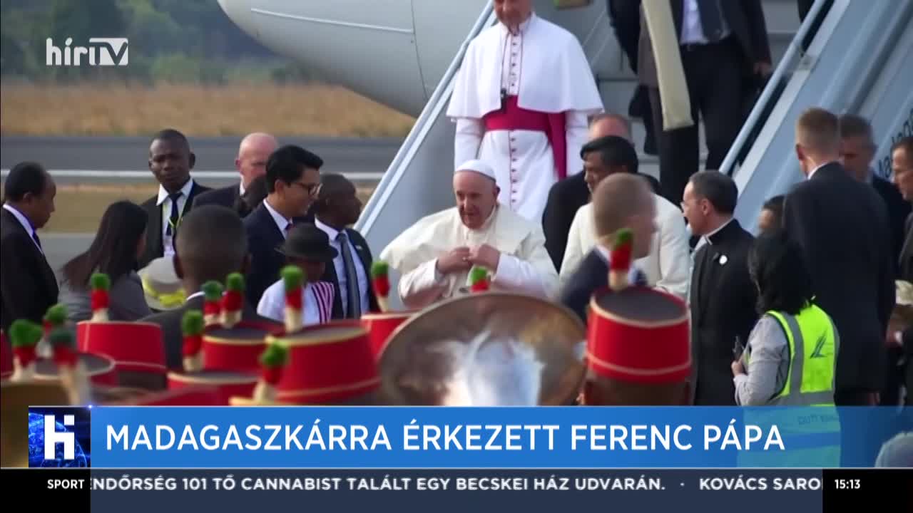 Madagaszkárra érkezett Ferenc pápa