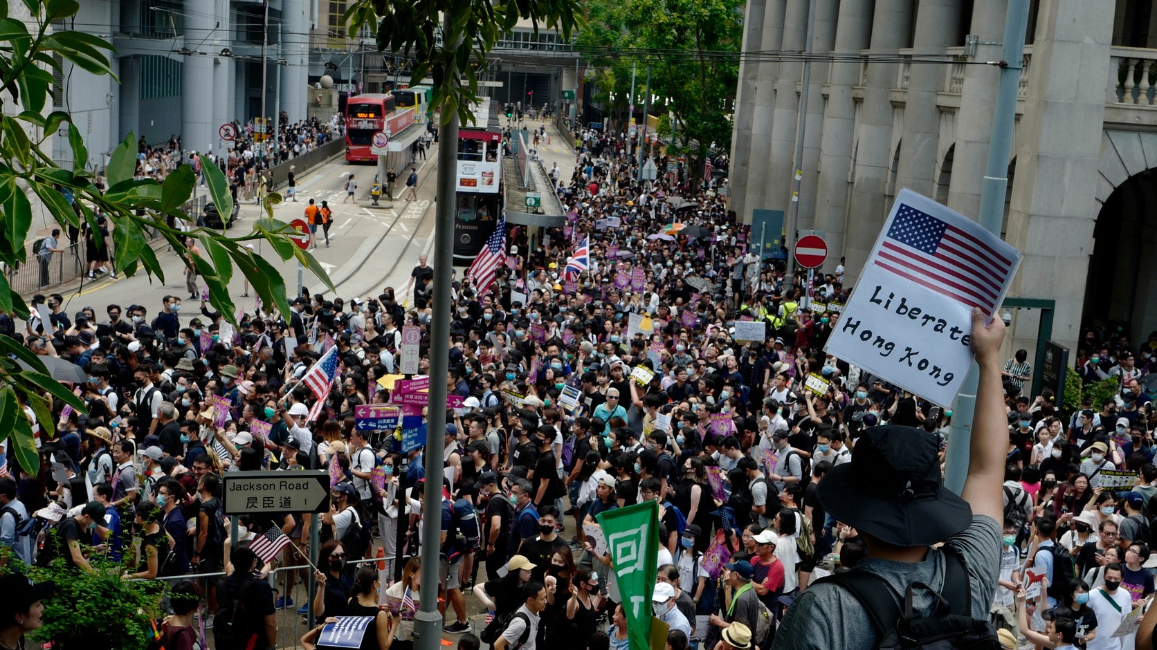 Hongkongi diákok élőláncot alkotva demonstráltak hétfőn
