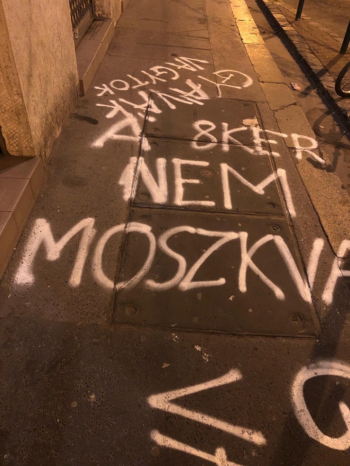 A józsefvárosi ellenzéki jelölt emberei éjjel megrongálták a helyi Fidesz-iroda környezetét