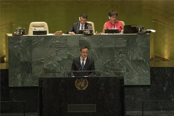 Szijjártó: A migráció ösztönzése helyett a béke és biztonság megőrzésére kellene az ENSZ-nek törekednie
