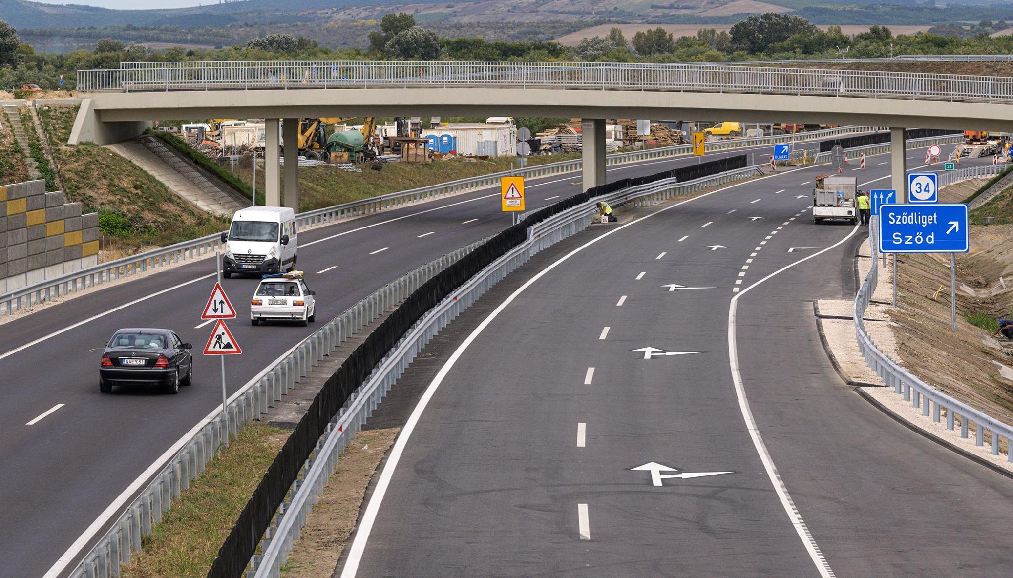 Átadták az M2-es gyorsforgalmi út bővített szakaszát
