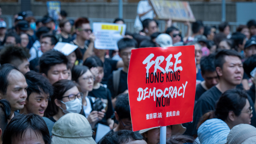 Egy börtönbüntetésre ítélt aktivista elengedéséért tüntettek Hongkongban