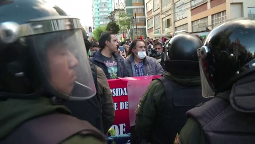 Morales vezet a bolíviai elnökválasztáson, folytatódnak a tüntetések