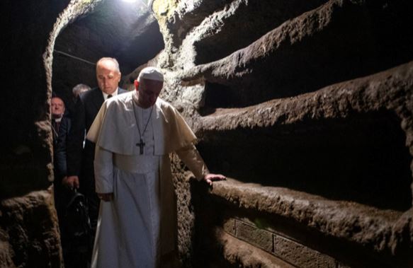 Halottak napja: Ferenc pápa egy római katakombában mutatott be misét 