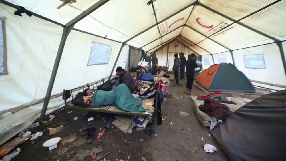 Többszörösen túlzsúfoltak a migránsokat befogadó táborok