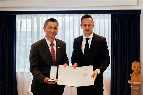 Szijjártó Péter kitüntette a Denso magyar leányvállalatának japán vezetőjét