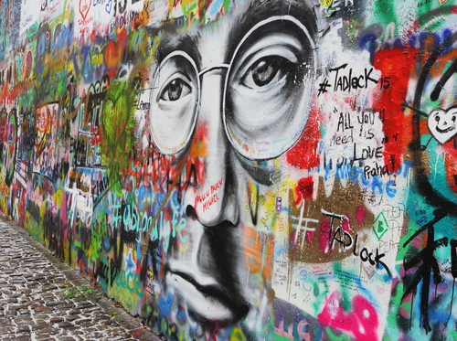Szabadtéri galériává alakították át a híres Lennon-falat Prágában
