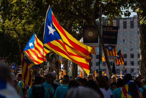 Katalán függetlenségpárti tüntetők vonultak fel a szocialista párt kampányzáró rendezvényének helyszínén Barcelonában