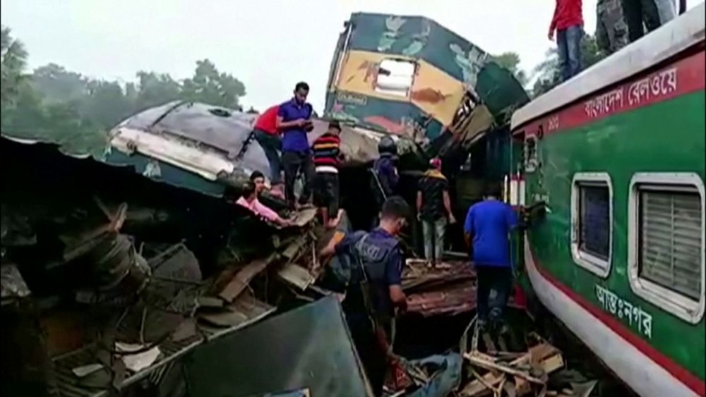 Összeütközött két személyszállító vonat Bangladesben