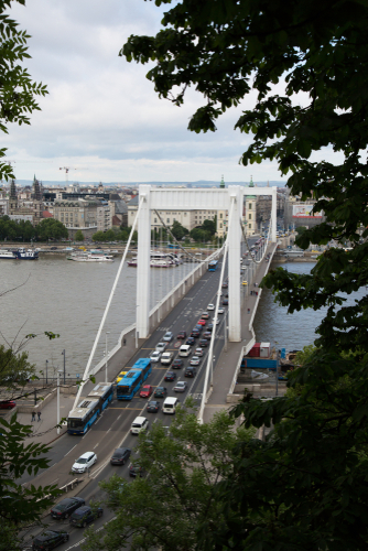Közműépítés miatt lezárják Budapesten az Erzsébet hidat hétfőre virradó éjszaka