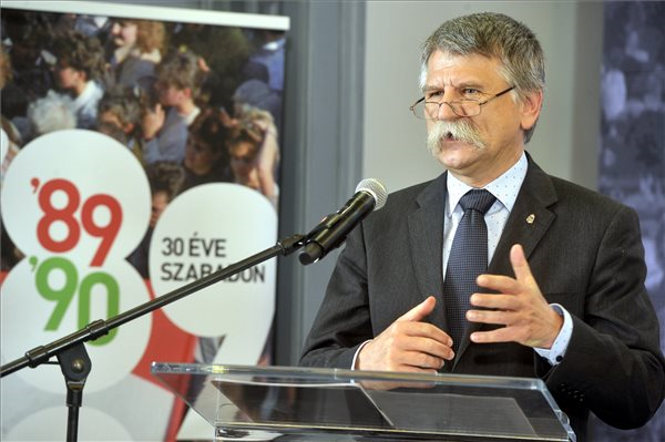 Kövér: Az állam legfőbb célja az ország szuverenitását és a magyar családokat erősíteni