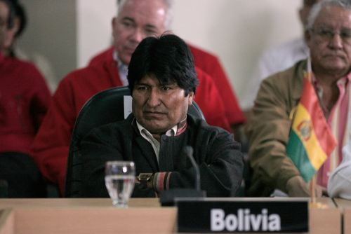 Morales az ENSZ közvetítését és Ferenc pápa közbenjárását kérte a válság rendezésében