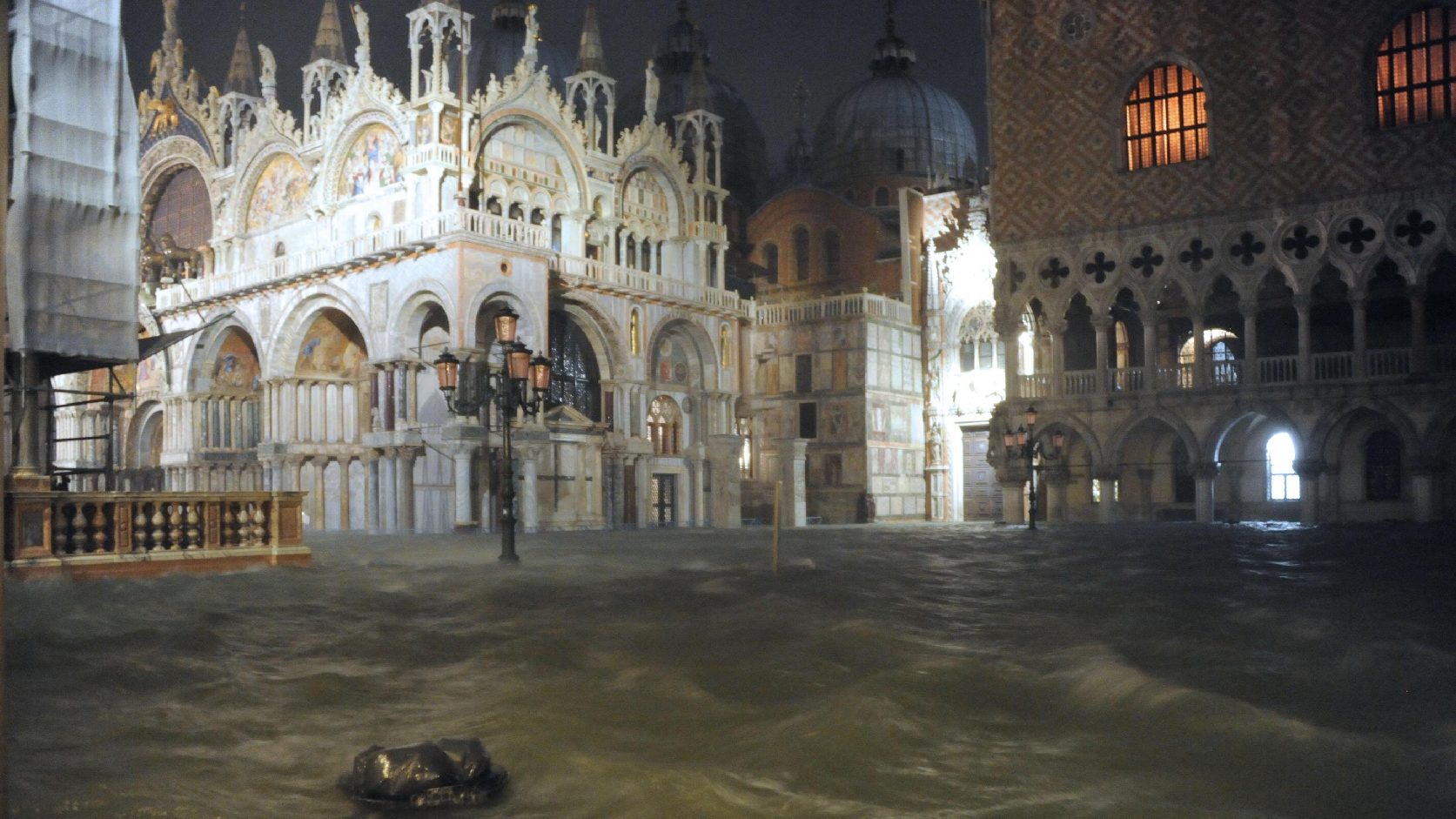 Újabb magas árhullám érte Velencét, lezárták a Szent Márk teret