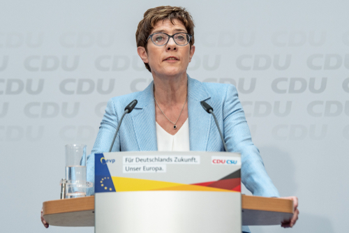 A CDU szerint vissza kell szorítani a fejkendőviselést a németországi muszlim kislányok körében