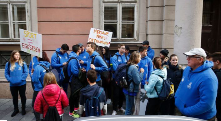 Fiatalok tüntetnek az atlétikai világbajnokság megrendezéséért a Városházánál
