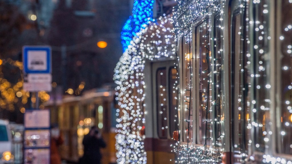 Közlekedés-ünnepek  Elindult az adventi fényvillamos Budapesten