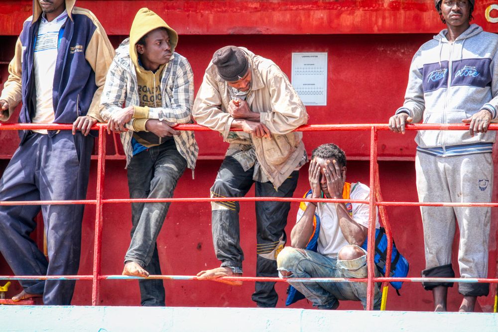 Megkezdődött az Olaszországba civil hajókkal érkezett migránsok szétosztása